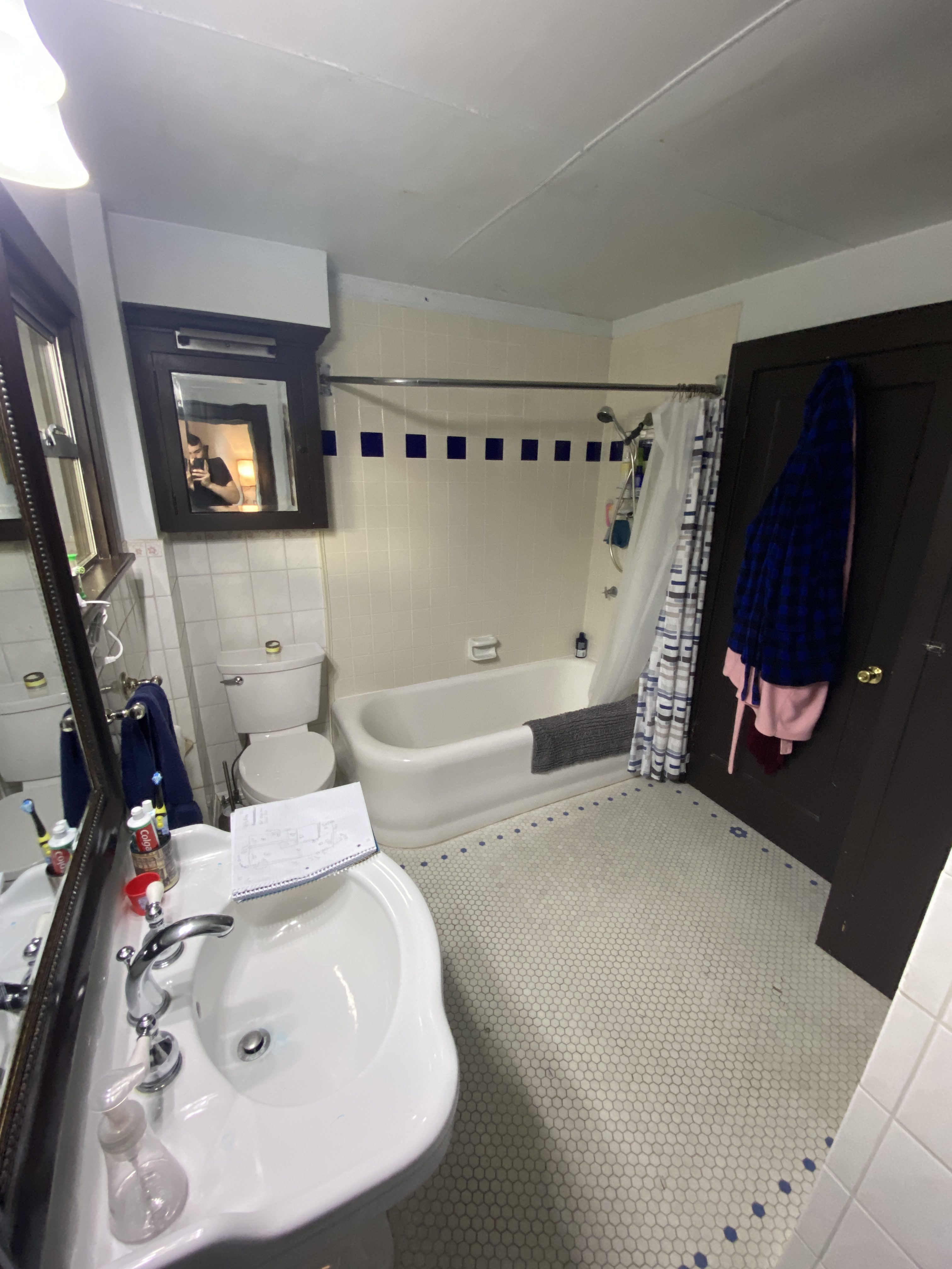 Bathroom before remodel — Pelletier Construction Group, Seattle Eastside